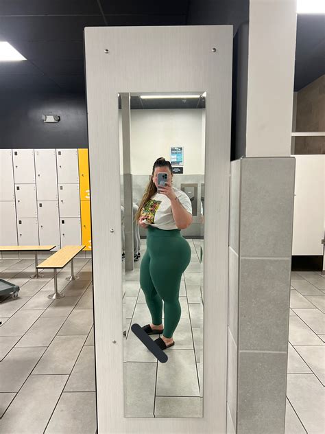 alexisnocare|Sped up to fit* squatsssss